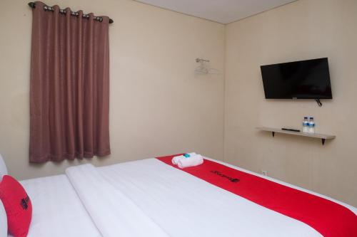 Imagen de la habitación del Hotel RedDoorz Plus near RS JIH Solo. Foto 19
