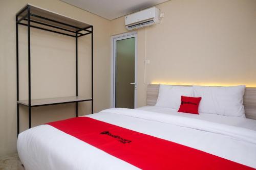 Imagen de la habitación del Hotel RedDoorz Plus near RS JIH Solo. Foto 20