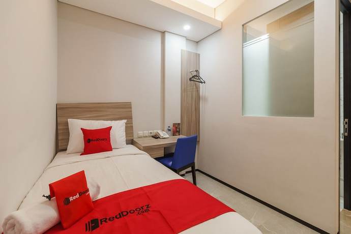 Imagen de la habitación del Hotel RedDoorz Plus near Senayan City - Hostel. Foto 6