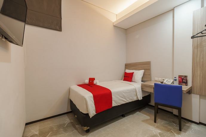 Imagen de la habitación del Hotel RedDoorz Plus near Senayan City - Hostel. Foto 7