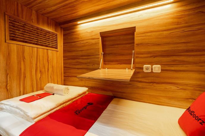 Imagen de la habitación del Hotel RedDoorz Plus near Senayan City - Hostel. Foto 10