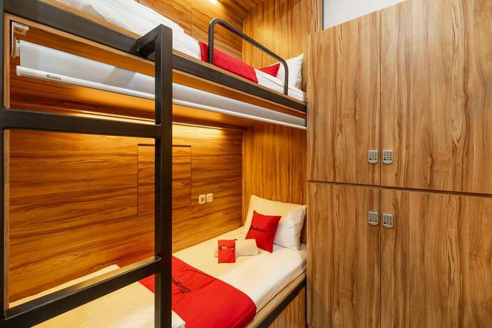 Imagen de la habitación del Hotel RedDoorz Plus near Senayan City - Hostel. Foto 13