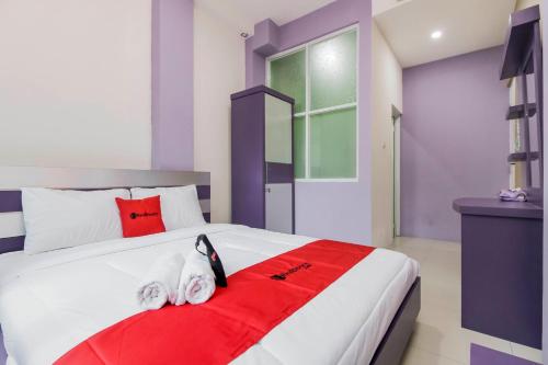 Imagen de la habitación del Hotel RedDoorz Plus near Stasiun Bekasi. Foto 6
