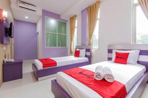Imagen de la habitación del Hotel RedDoorz Plus near Stasiun Bekasi. Foto 7