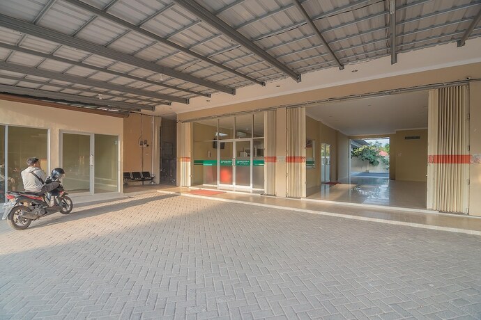 Imagen general del Hotel RedDoorz Plus near Syamsudin Noor Airport 3. Foto 2