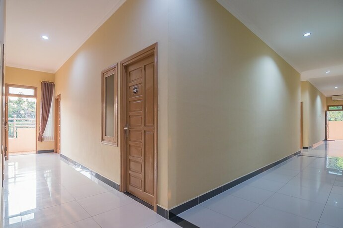 Imagen de los interiores del Hotel RedDoorz Plus near Syamsudin Noor Airport 3. Foto 37