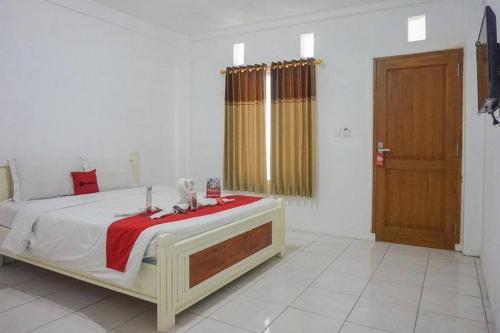 Imagen de la habitación del Hotel RedDoorz Plus near Taman Rekreasi Selecta 2. Foto 20