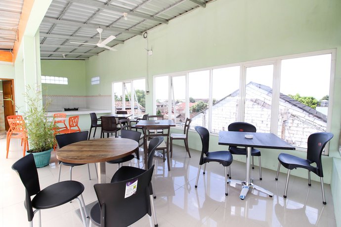 Imagen del bar/restaurante del Hotel RedDoorz Plus near Taman Sari. Foto 4