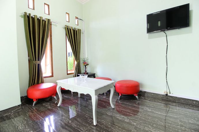 Imagen de los interiores del Hotel RedDoorz Plus near Taman Sari. Foto 18
