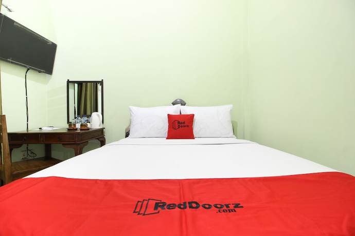 Imagen de la habitación del Hotel RedDoorz Plus near Taman Sari. Foto 13