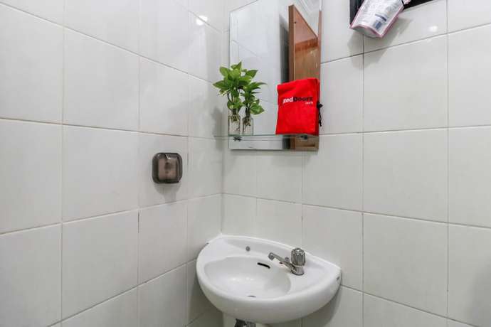 Imagen de la habitación del Hotel RedDoorz Plus near Trisakti University. Foto 5