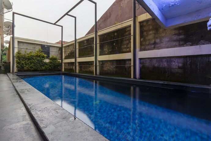 Imagen de la piscina del Hotel RedDoorz Premium @ Ampera Raya 2. Foto 36