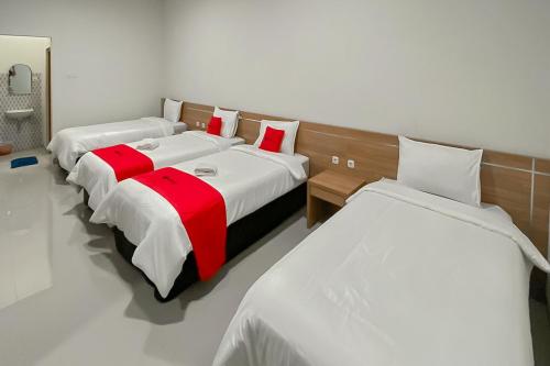 Imagen de la habitación del Hotel RedDoorz Premium @ Griya Inkoppabri Cisarua Puncak. Foto 19