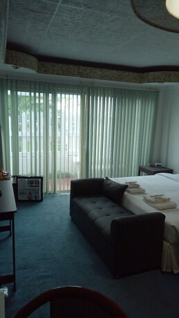 Imagen de la habitación del Hotel RedDoorz Premium at THE GRAND PENINSULA SUITES. Foto 14