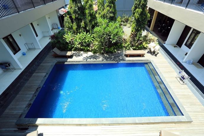 Imagen de la piscina del Hotel RedDoorz @ Raya Seminyak. Foto 19