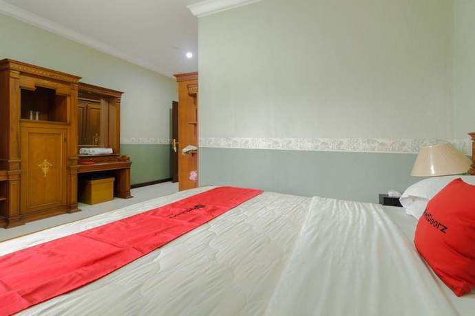 Imagen de la habitación del Hotel RedDoorz Syariah @ Cipanas. Foto 2