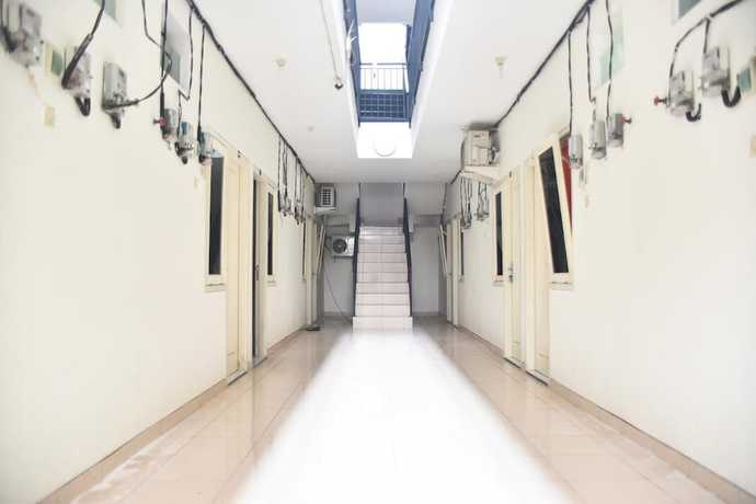 Imagen de los interiores del Hotel RedDoorz Syariah near Exit Tol Waru. Foto 14