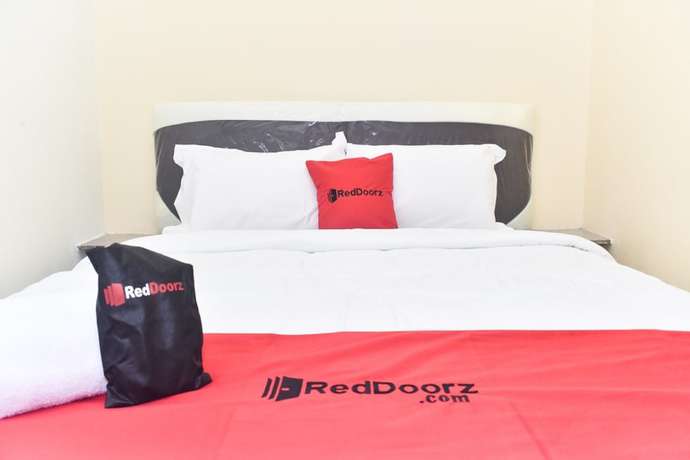 Imagen de la habitación del Hotel RedDoorz Syariah near Exit Tol Waru. Foto 11