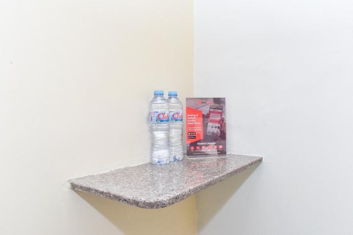 Imagen de los interiores del Hotel RedDoorz Syariah near Exit Tol Waru. Foto 15