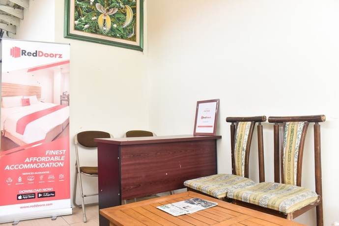 Imagen de los interiores del Hotel RedDoorz Syariah near Exit Tol Waru. Foto 16