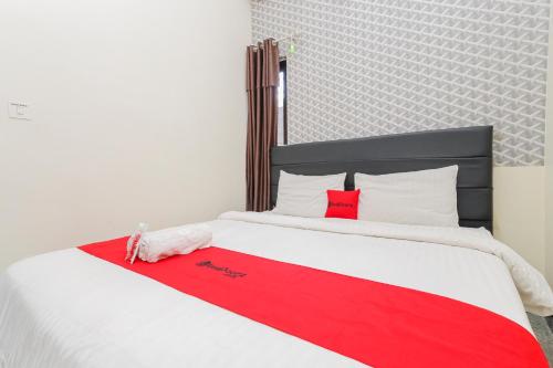 Imagen de la habitación del Hotel RedDoorz Syariah near Green Park Jatiwarna. Foto 19