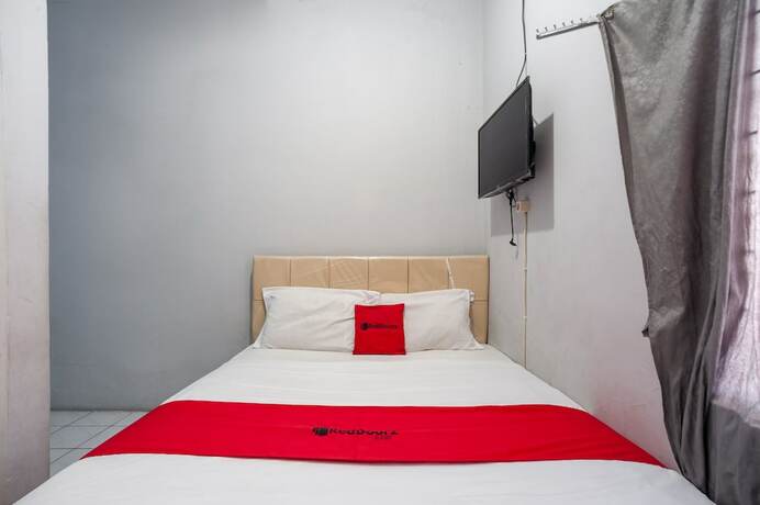 Imagen de la habitación del Hotel RedDoorz Syariah near Margonda Raya. Foto 10