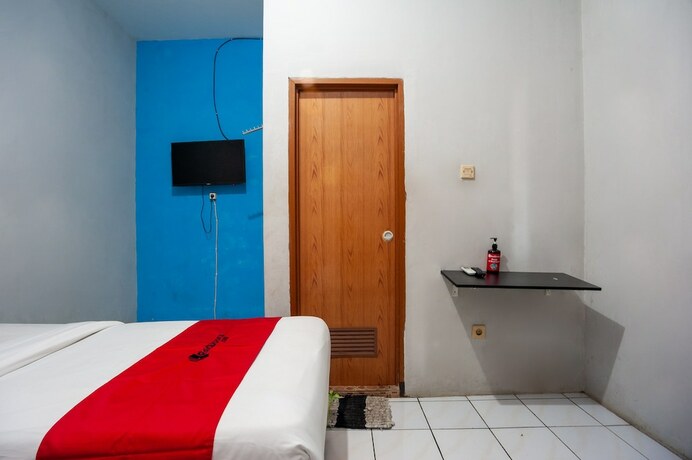 Imagen de la habitación del Hotel RedDoorz Syariah near Margonda Raya. Foto 11