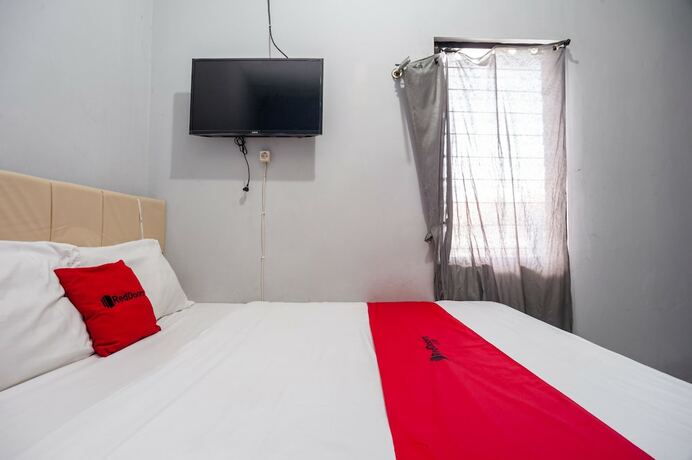 Imagen de la habitación del Hotel RedDoorz Syariah near Margonda Raya. Foto 12
