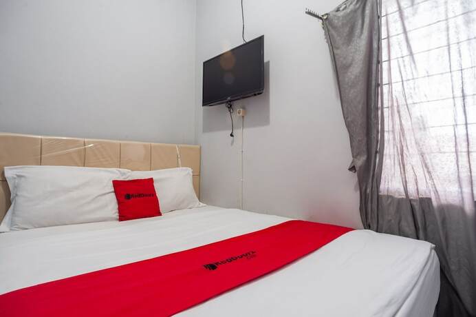 Imagen de la habitación del Hotel RedDoorz Syariah near Margonda Raya. Foto 13