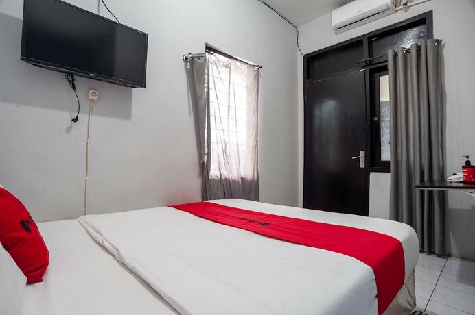 Imagen de la habitación del Hotel RedDoorz Syariah near Margonda Raya. Foto 14