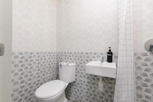 Imagen de la habitación del Hotel RedDoorz near GSG UNILA Lampung. Foto 20