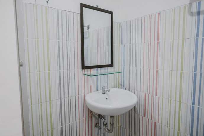 Imagen de la habitación del Hotel RedDoorz near Gatot Subroto Lampung 2. Foto 6