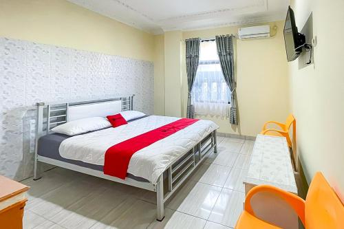 Imagen de la habitación del Hotel RedDoorz near Grage Mall Cirebon. Foto 17