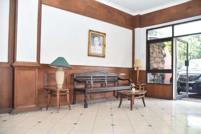 Imagen de los interiores del Hotel RedDoorz near Kampung Warna Warni. Foto 14