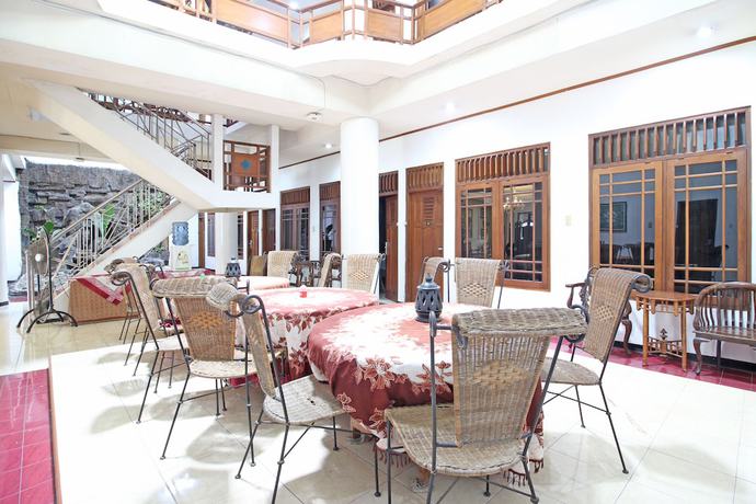 Imagen de los interiores del Hotel RedDoorz near Malioboro Tugu Station Jogja. Foto 10