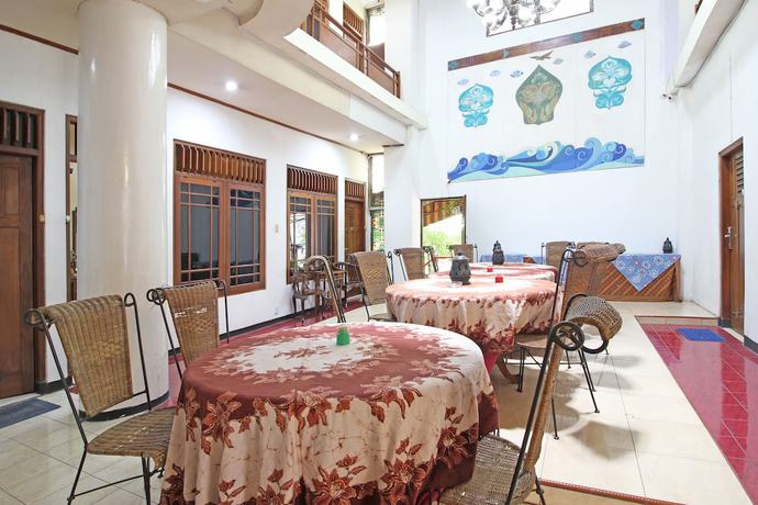 Imagen de los interiores del Hotel RedDoorz near Malioboro Tugu Station Jogja. Foto 11