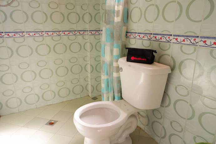 Imagen de la habitación del Hotel RedDoorz near Maribago Barangay Hall. Foto 5