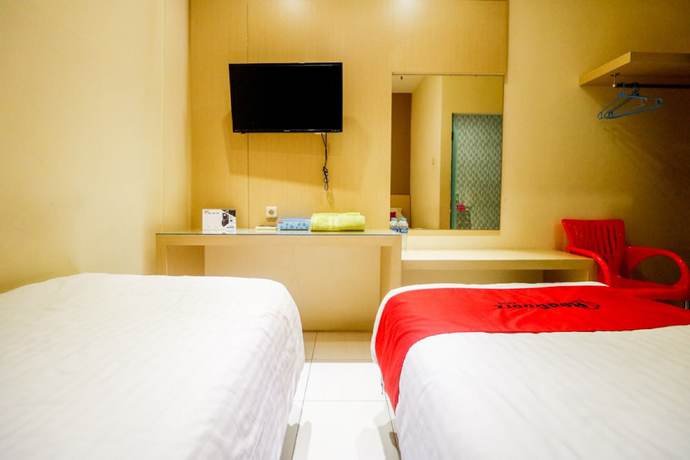 Imagen de la habitación del Hotel RedDoorz near Pasar Tarapung Siring Banjarmasin. Foto 3