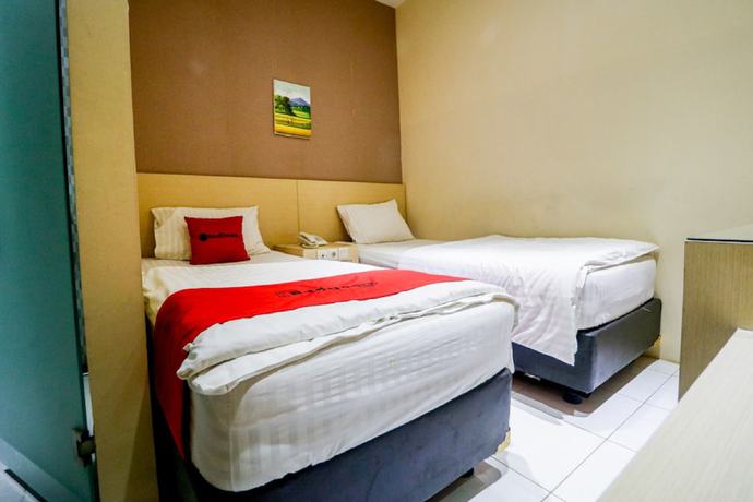 Imagen de la habitación del Hotel RedDoorz near Pasar Tarapung Siring Banjarmasin. Foto 4