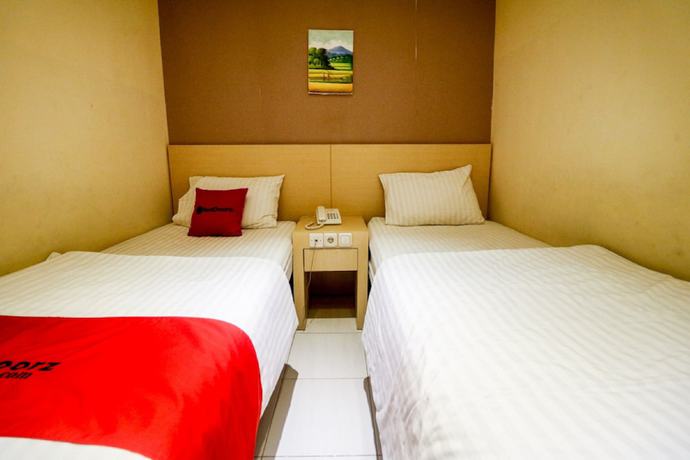 Imagen de la habitación del Hotel RedDoorz near Pasar Tarapung Siring Banjarmasin. Foto 5
