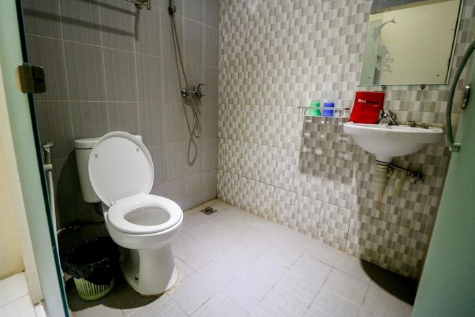 Imagen de la habitación del Hotel RedDoorz near Pasar Tarapung Siring Banjarmasin. Foto 6