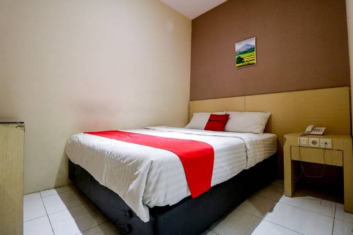 Imagen de la habitación del Hotel RedDoorz near Pasar Tarapung Siring Banjarmasin. Foto 7