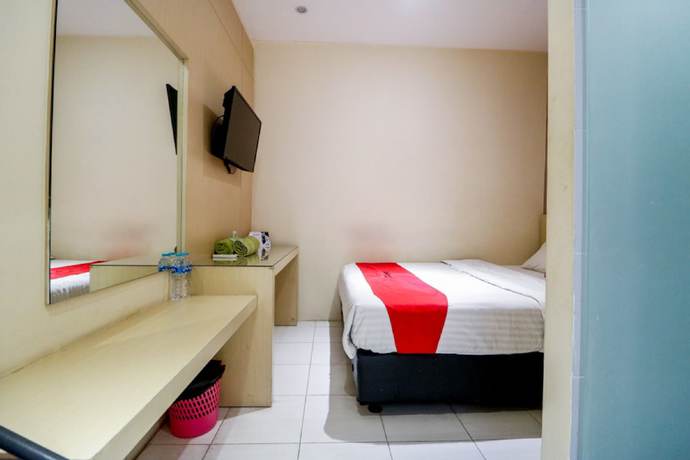 Imagen de la habitación del Hotel RedDoorz near Pasar Tarapung Siring Banjarmasin. Foto 8