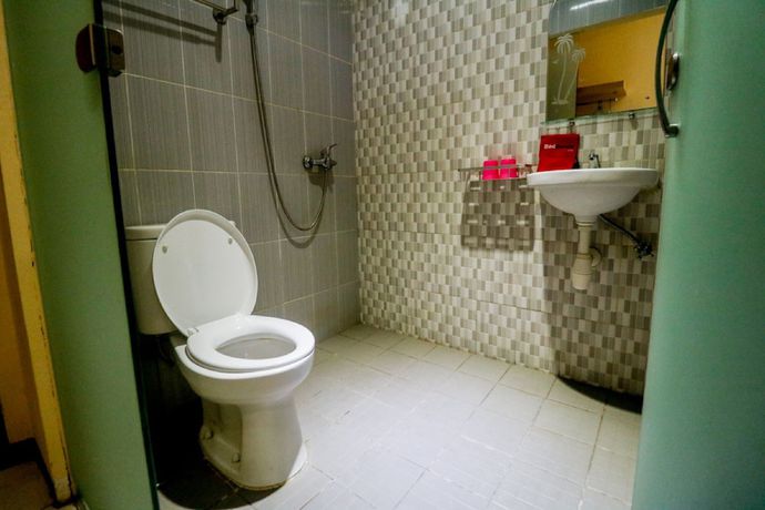 Imagen de la habitación del Hotel RedDoorz near Pasar Tarapung Siring Banjarmasin. Foto 9