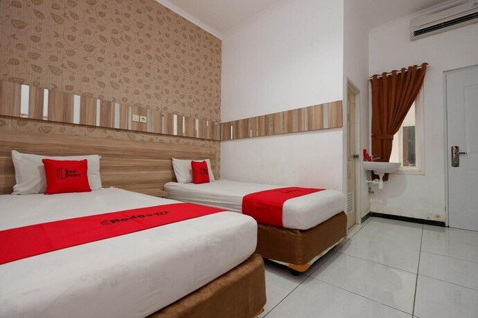 Imagen de la habitación del Hotel RedDoorz near Plaza Simpang Lima. Foto 31