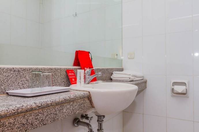 Imagen de la habitación del Hotel RedDoorz near Simpang Dago 2. Foto 15