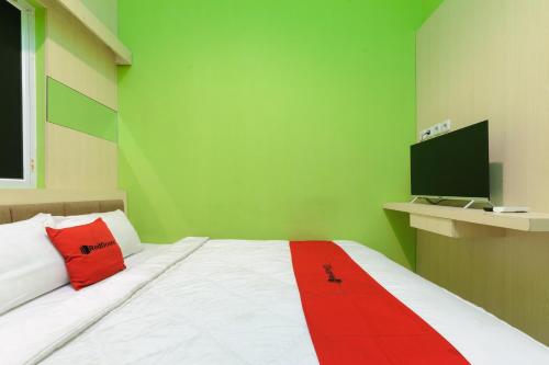 Imagen de la habitación del Hotel RedDoorz near Stasiun Palmerah. Foto 16