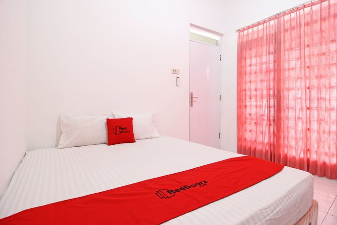 Imagen de la habitación del Hotel RedDoorz near Terminal Tirtonadi. Foto 4
