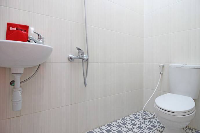 Imagen de la habitación del Hotel RedDoorz near Terminal Tirtonadi. Foto 5