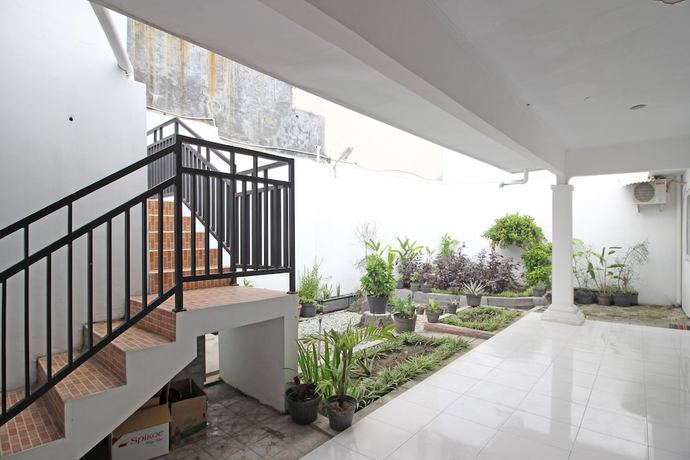 Imagen de los interiores del Hotel RedDoorz near Terminal Tirtonadi. Foto 10